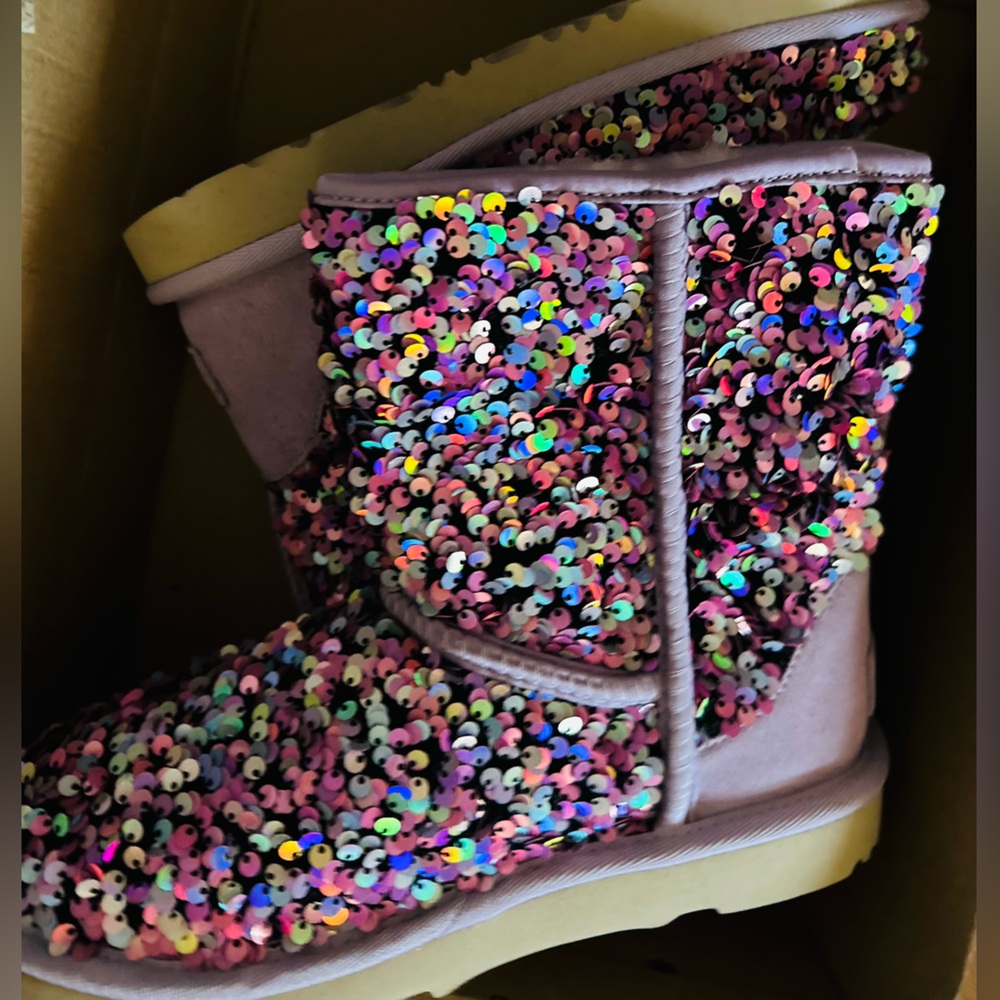 Nwt kids sparkle uggs size 3